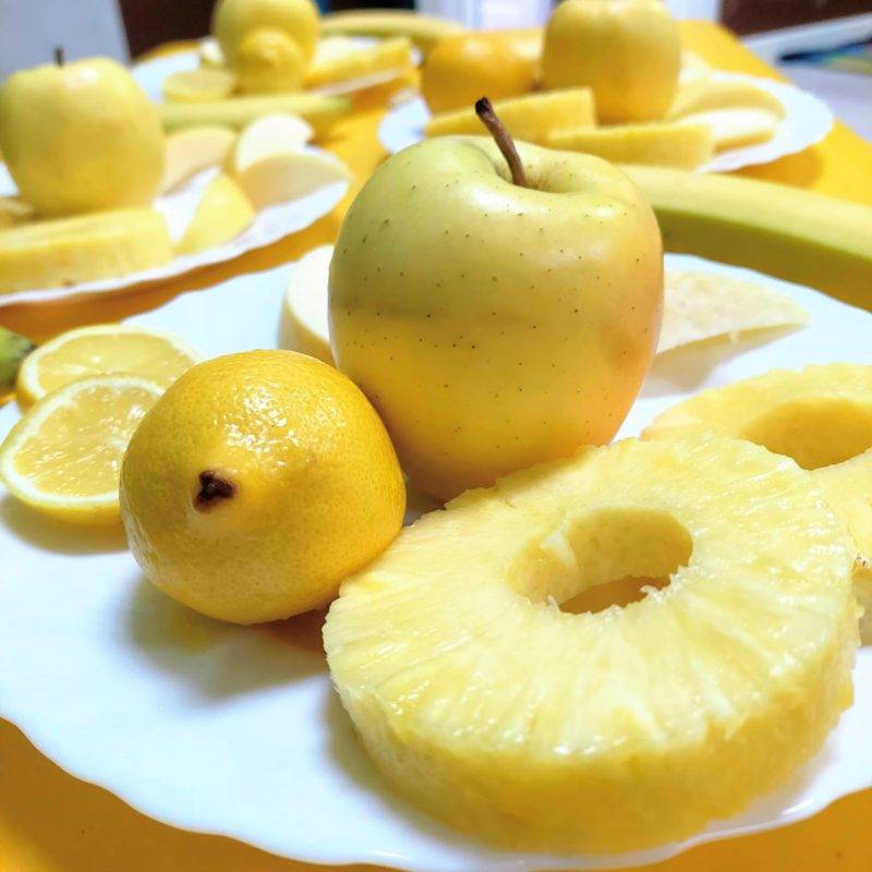 manzana, piña plátano y limón para aprender el color amarillo