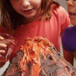 Niños haciendo un proyecto de volcán